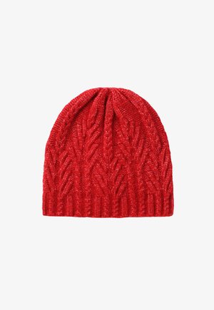 Červená pletená čiapka s textúrovaným káblovým vzorom, s rebrovaným lemeňom na spodnej strane a zaobleným dizajnom na vrchu.