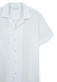 Camicia bianca a maniche corte realizzata in tessuto leggero, con colletto a punta, chiusura con bottoni frontale e vestibilità rilassata. Taglia XL.