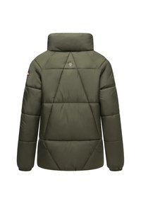 Olivgrüne Puffjacke mit hohem Kragen, ausgestattet mit einem geometrischen Steppmuster und einem kleinen Emblem am oberen Rücken.