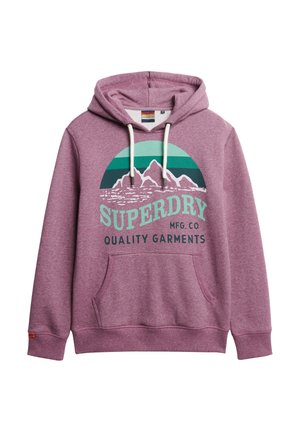 Haut à capuche violet avec une poche avant, capuche à cordon, et un graphisme de montagnes avec le texte "SUPERDRY MFG. CO" en teal. Finition en tissu doux.