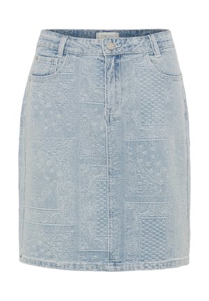 Jupe en denim bleu clair avec motif patchwork, poches à l'avant, passants de ceinture et fermeture à bouton à la taille.