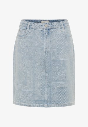 Jupe en denim bleu clair avec motif patchwork, poches à l'avant, passants de ceinture et fermeture à bouton à la taille.