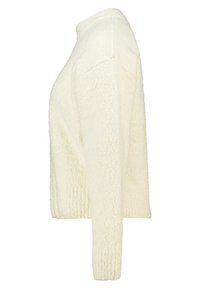 Maglione corto color crema realizzato in un materiale fuzzy testurizzato, con maniche ampie e orlo a coste, mostrato di lato.