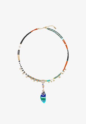 Mehrfarbige Perlenkette mit schwarzen, orangefarbenen, türkisfarbenen und goldenen Perlen, einem kristallverzierten Anhänger und dekorativen Glocken.