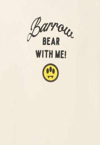 Crèmekleurig T-shirt met zwarte cursieve tekst "Barrow" en vetgedrukte tekst "BEAR WITH ME!" boven een gele glimlachende gezicht met tanden.