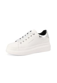 Sneaker bianco con tomaia in pelle liscia, cappuccio del tallone metallico argentato e lacci grigi; presenta una suola texturizzata e chunky.