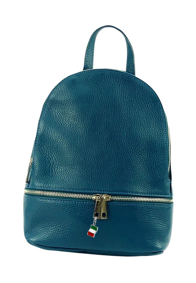 Teal leren rugzak met een ronde vorm, gestructureerd oppervlak, gouden ritsen en een klein Italiaans vlaghangertje aan de rits.
