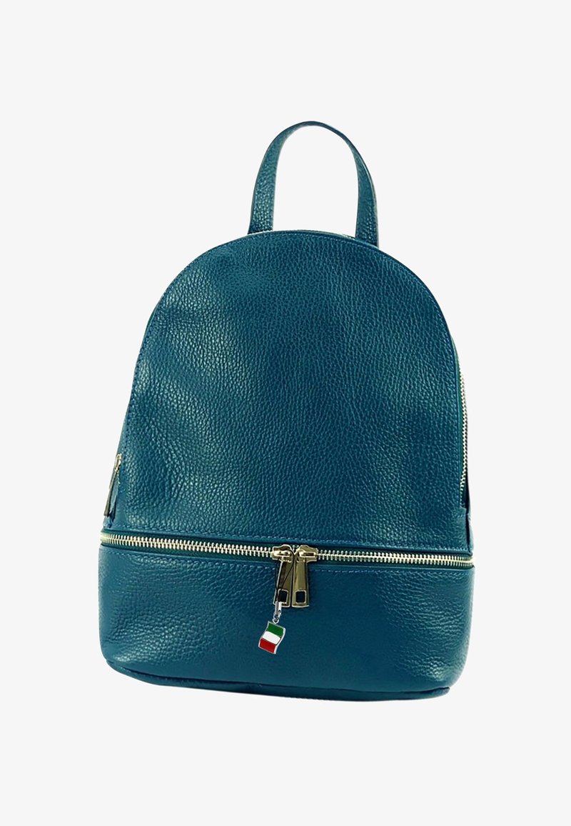 Teal leren rugzak met een ronde vorm, gestructureerd oppervlak, gouden ritsen en een klein Italiaans vlaghangertje aan de rits.