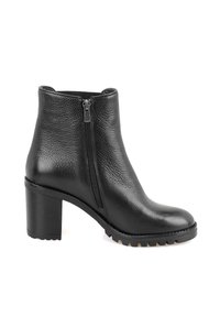 Bottine en cuir noir avec une finition texturée, fermeture éclair sur le côté et un talon épais. Dotée d'une semelle robuste pour une meilleure traction.