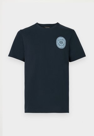 Marineblaues Baumwoll-T-Shirt mit rundem Ausschnitt und kurzen Ärmeln. Verfügt über ein hellblaues rundes Logo auf der linken Brust. Glatte Oberfläche.