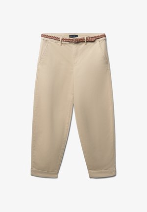 Pantaloni beige con una vestibilità ampia, orli arrotolati e una cintura intrecciata marrone. Realizzati in tessuto morbido, presentano tasche frontali e una chiusura con zip.