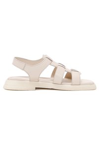 Sandale en cuir beige avec trois larges brides, une bride de cheville ajustable et une semelle plate rembourrée pour le confort et le soutien.