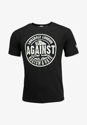 Črna bombažna majica s drznim belim okroglim grafičnim prikazom s ptičicami "PROTI RASIZMU IN HATICI" ter "Lonsdale London," okrašeno z risbo leva.