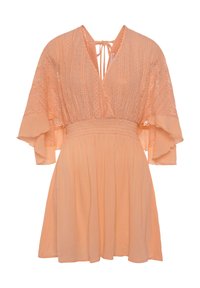 Korte mouw jurk in licht perzik met een v-hals, gestructureerde bodice, elastische taille en klokvormige mouwen. Bevat intricaten kantdetails.