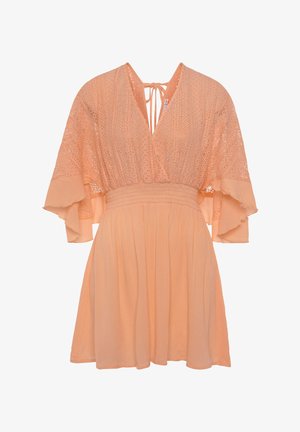 Robe à manches courtes en pêche clair avec un décolleté en V, un corsage texturé, une taille élastique, et des manches en forme de cloche. Présente des détails en dentelle élaborés.