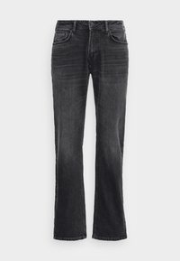 Jeans de mezclilla negra con corte recto, que cuentan con cinco bolsillos, cierre de botón y un ligero desgastado en los muslos y las rodillas.