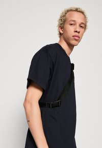 Carhartt WIP CLASS OF 89 - Camiseta estampada - dark navy