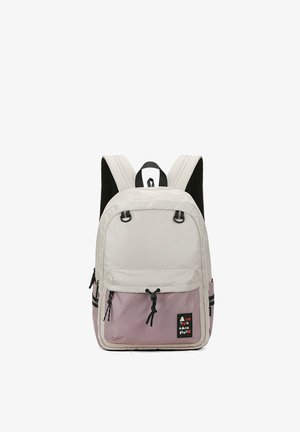 Sac à dos gris clair et rose avec un fond texturé, des bretelles rembourrées réglables, plusieurs poches zippées et un patch logo sur le devant.