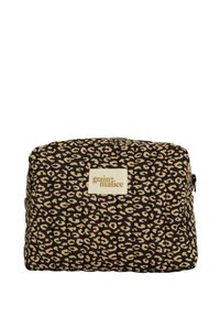 Trousse de maquillage imprimé léopard noir et fauve avec une texture capitonnée et une forme rectangulaire. Comprend une étiquette avec la marque « grain de malice ».