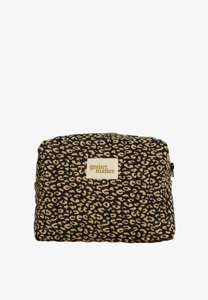 Trousse de maquillage imprimé léopard noir et fauve avec une texture capitonnée et une forme rectangulaire. Comprend une étiquette avec la marque « grain de malice ».