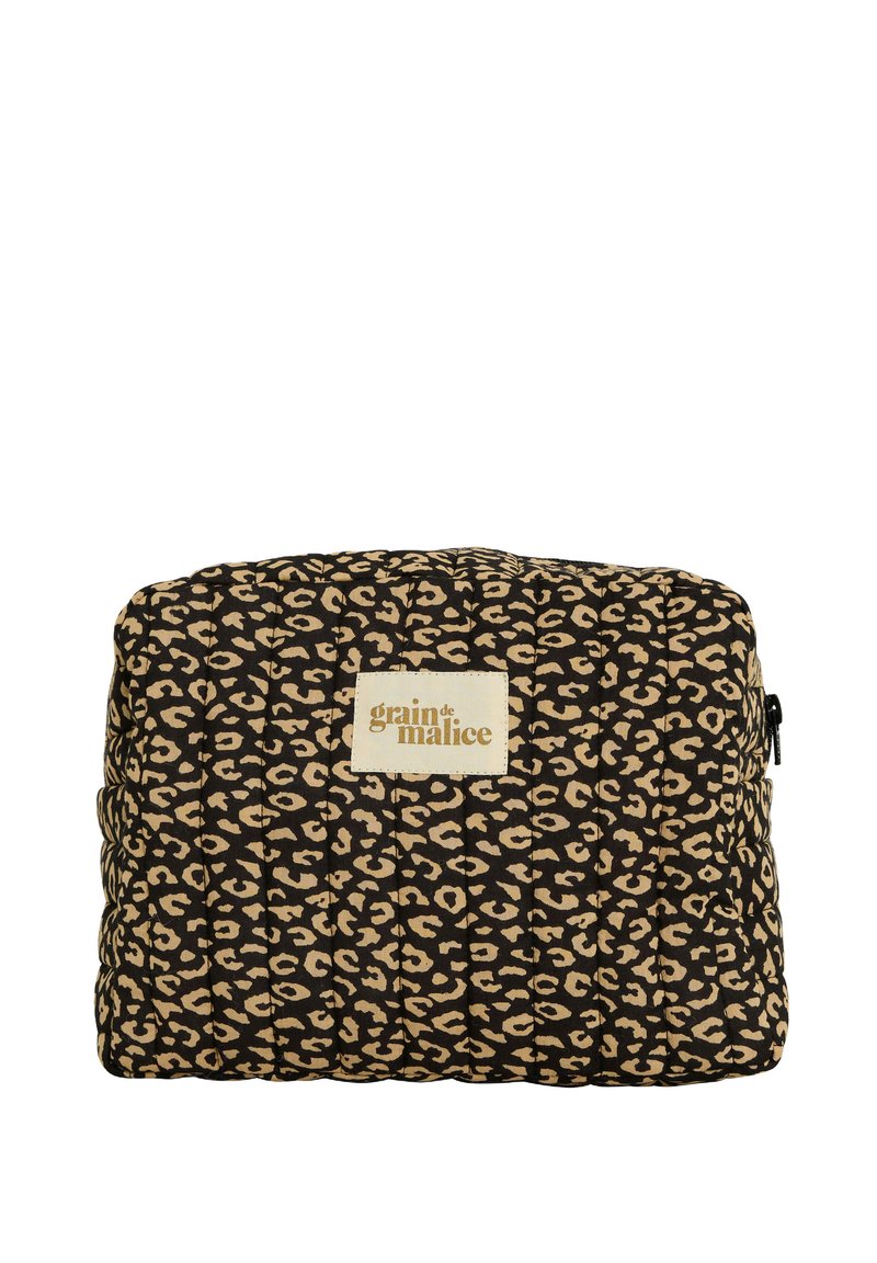 Trousse de maquillage imprimé léopard noir et fauve avec une texture capitonnée et une forme rectangulaire. Comprend une étiquette avec la marque « grain de malice ».