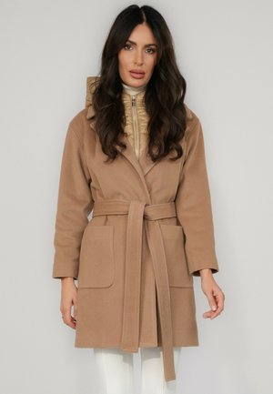 - Klasyczny płaszcz