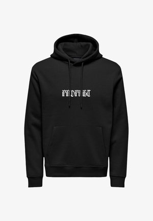 Sudadera negra con un bolsillo canguro en la parte frontal, texto blanco destacado en el centro, fabricada con un tejido suave y un ajuste relajado. Capucha con cordón.