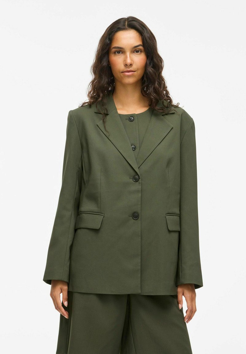 Blazer ajusté vert olive en tissu structuré, avec un col cranté, une fermeture à bouton simple et deux poches avant.
