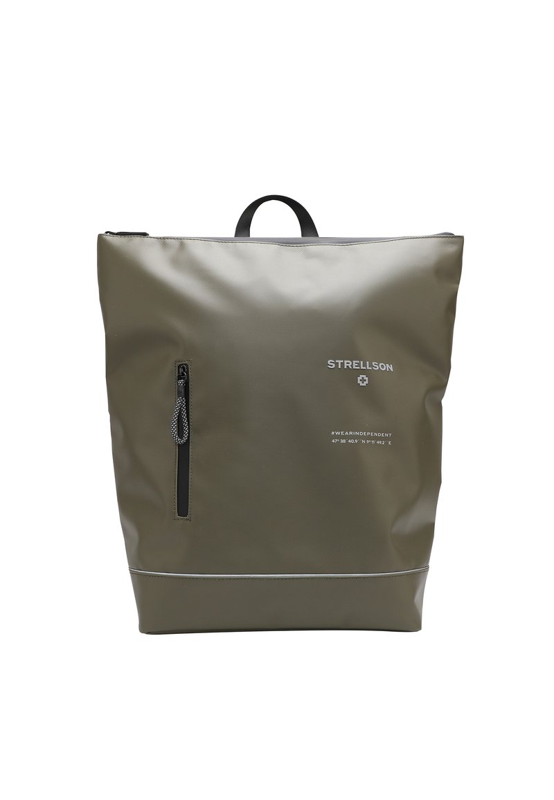 Mochila impermeable verde oliva con un asa superior, un bolsillo frontal con cremallera, acentos reflectantes y la marca "STRELLSON". Textura suave, diseño minimalista.