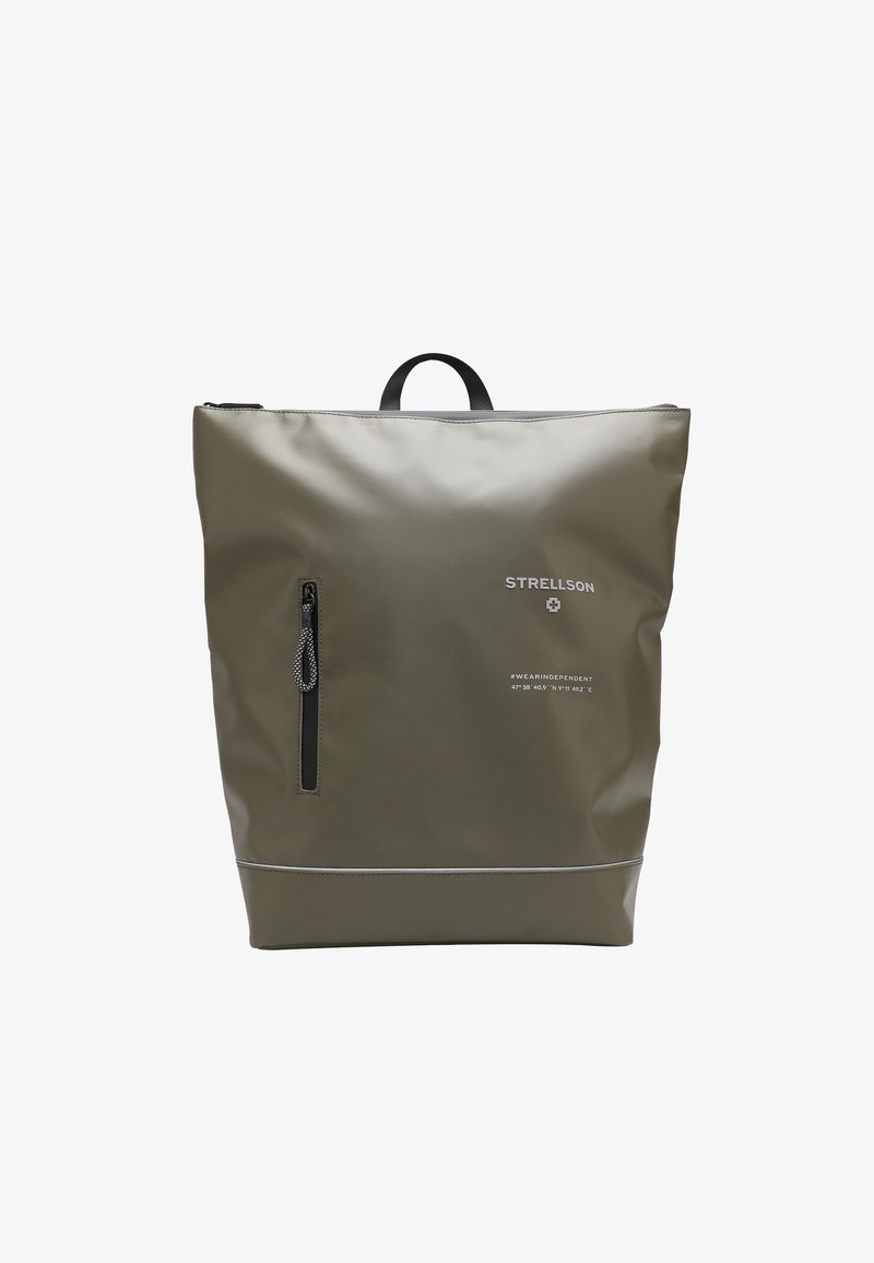 Mochila impermeable verde oliva con un asa superior, un bolsillo frontal con cremallera, acentos reflectantes y la marca "STRELLSON". Textura suave, diseño minimalista.