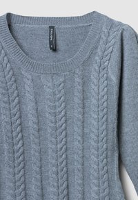 Maglione grigio a maglia con scollatura rotonda, caratterizzato da motivi a treccia e polsini a coste. Etichetta con la scritta "CALLIOPE", taglia S.