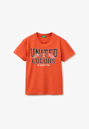 Pomarańczowy T-shirt z krótkim rękawem z napisem „United Colors of Benetton” i czarno-białym graficznym emblematem na piersi.