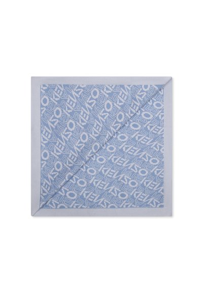 Tissu bleu clair avec un motif géométrique imprimé sur toute sa surface, comportant une bordure unie contrastante. Fabriqué en un matériau tissé doux, réversible.