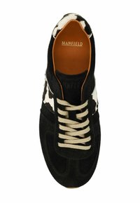 Zwarte suède sneakers met witte koeienprintaccenten, beige veters en een bruine binnenkant. Beschikt over een ronde neus en gestikte details.