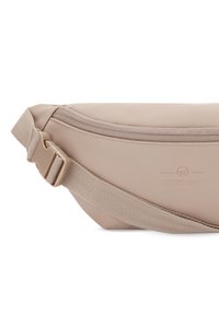 Marsupio beige con una finitura liscia e opaca, dotato di chiusura con zip e una resistente tracolla in tessuto. Logo "Johnny Urban" in rilievo sul lato.