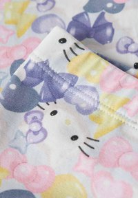 Tissu avec motifs de nœuds colorés en rose, jaune, violet et bleu, comportant des visages partiels de chats blancs avec des yeux noirs et des moustaches.