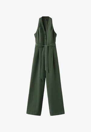 Ærmeløs mørkegrøn jumpsuit med vide ben, V-hals, tre knapper foran og et matchende stofbælte bundet i taljen.