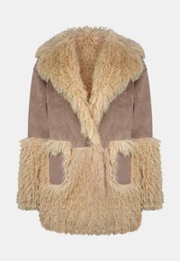 Nepbonten jas met een lichtbruine suede body en een fluffy beige kraag en mouwen. Voorzien van twee zijzakken en een enkele knoopsluiting.