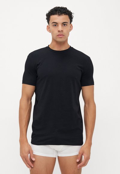 Schwarzes Kurzarm-T-Shirt aus weichem Stoff; lässige Passform mit rundem Halsausschnitt. Glatte Textur und schlichtes Design.