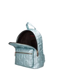 Zaino azzurro chiaro realizzato in materiale testurizzato con motivi a spirale in rilievo. Presenta una tasca frontale con zipper e un ampio vano interno.