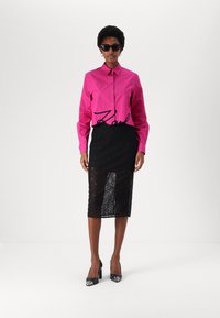 KARL LAGERFELD Užsagstoma palaidinė - very berry