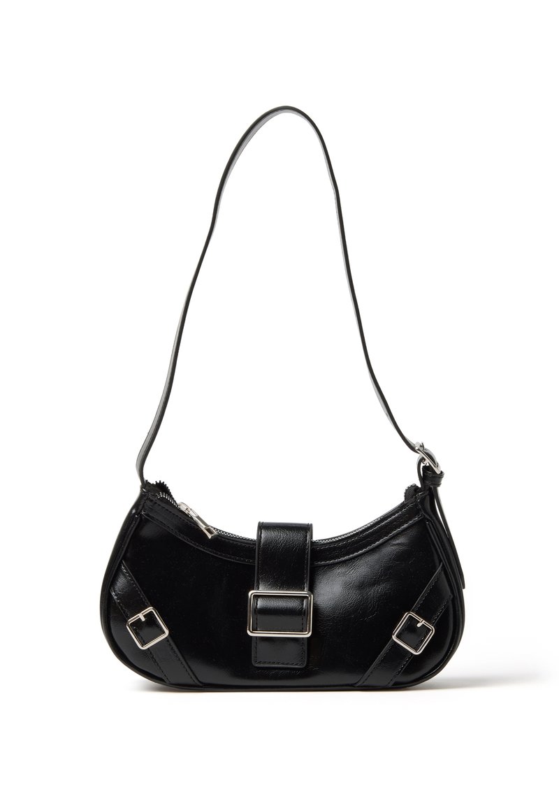 Borsa a spalla nera in pelle con apertura superiore con zip, dettaglio rettangolare con fibbia e tracolla regolabile. Presenta una superficie liscia e una forma strutturata.