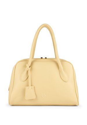 Sac à main en cuir jaune avec une surface texturée, deux poignées arrondies et un petit tag en accent. Présente un logo discret embossé à l'avant.