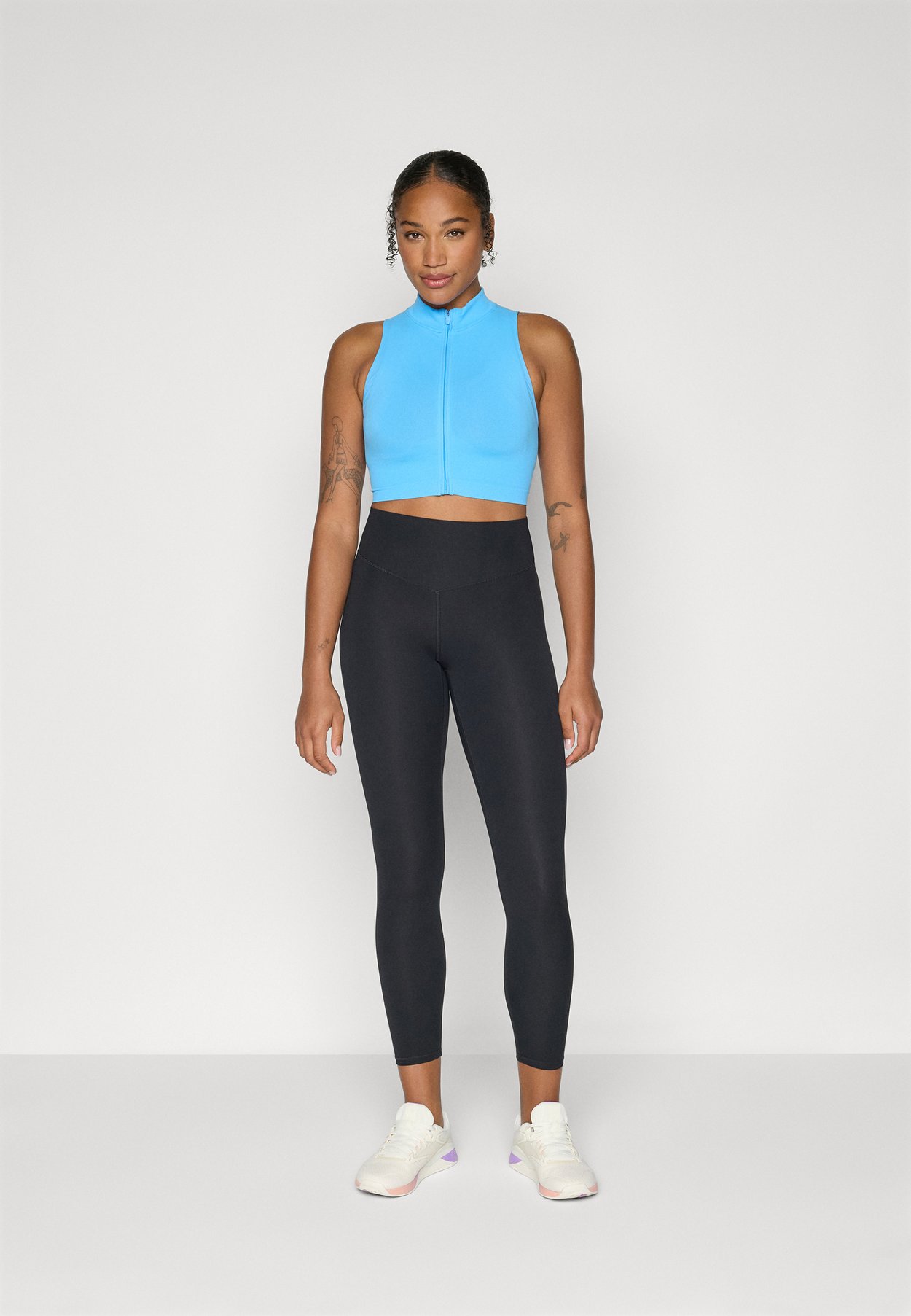 SLEEK SEAMLESS ZIP CROP