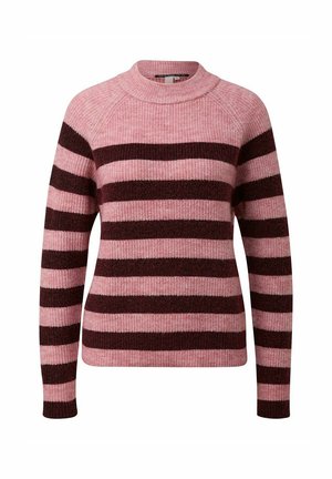 Sweter z pulowerem wykonany z teksturowanej dzianiny, z naprzemiennymi ciemno-bordowymi i jasnoróżowymi paskami. Wysoki dekolt i długie rękawy.
