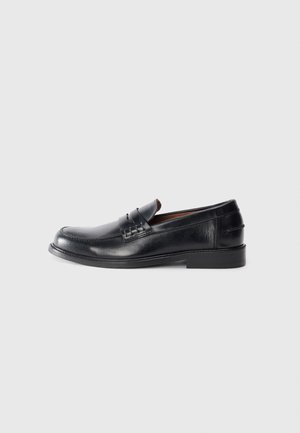 Svarte skinnloafers med rund tå, sydd detaljer og lav blokkheel. Glatt tekstur med en subtil glans.