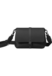 Crna crossbody torba od glatkog materijala, s preklopom, podesivim remenom i metalnim detaljima. Čist, minimalistički dizajn.