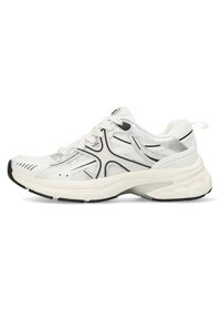 Bílé sportovní boty s síťovaným svrškem, černými akcenty a elegantním designem. Mají polstrovanou podrážku a texturované vzory na stranách.