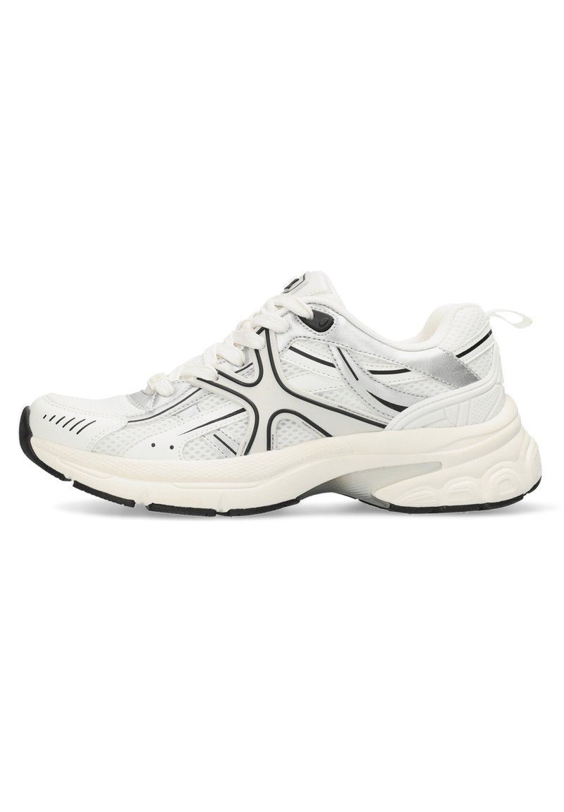 Bílé sportovní boty s síťovaným svrškem, černými akcenty a elegantním designem. Mají polstrovanou podrážku a texturované vzory na stranách.