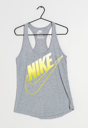 Graues ärmelloses Nike Top mit gelbem Logo und Swoosh, an einem schwarzen Kleiderbügel vor weißem Hintergrund hängend.